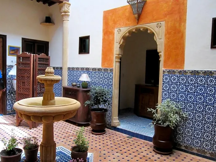La fontaine du patio et le zellige bleu