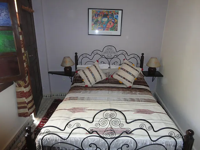 La chambre Romarin, lit en fer forgé