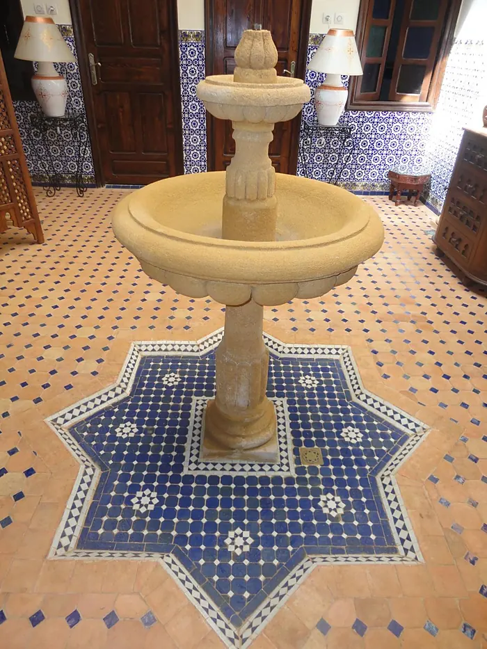 La fontaine du patio sur son étoile de zellige