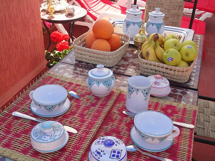 Fruits, bols et théières pour le petit-déjeuner