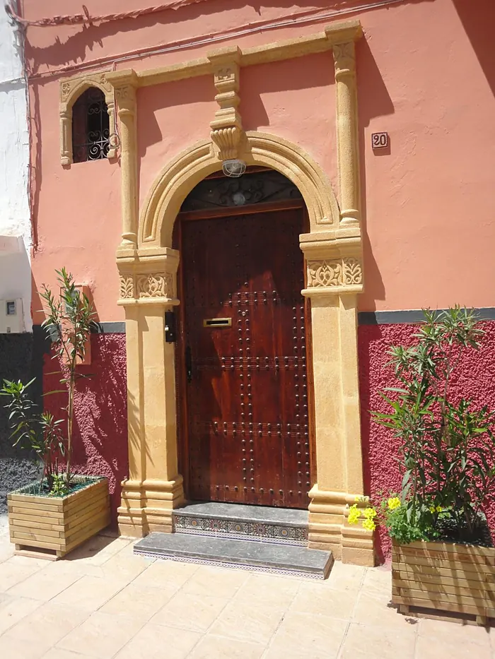 La porte du riad, en bois clouté