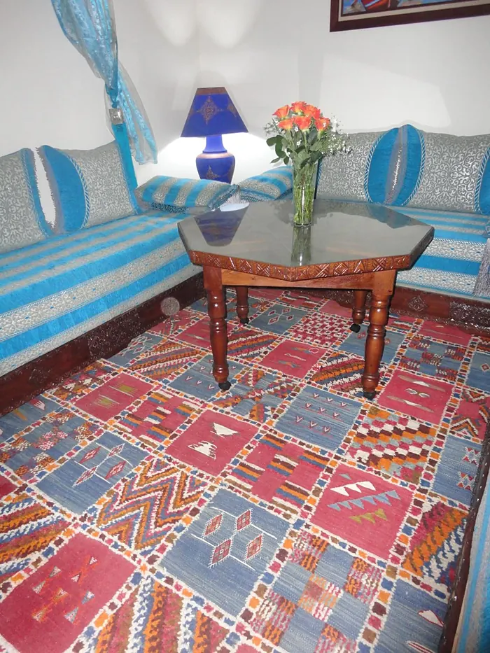 Le salon bleu et son tapis berbère