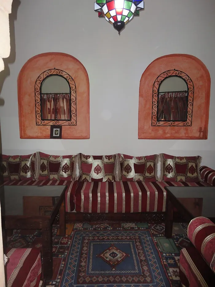 Le salon rouge, banquettes rayées